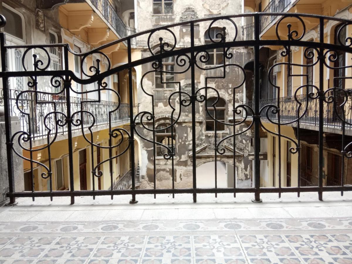Jolie Apartment In Historical Center Budapest Luaran gambar